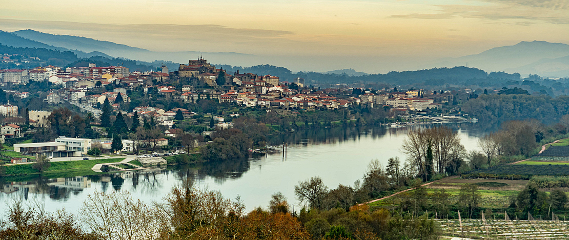 Widoki na Tui nad rzeką Miño, Pontevedra Widoki na Tui nad rzeką Miño, Pontevedra