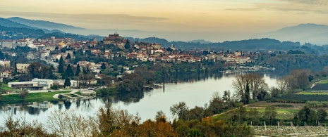 Widoki na Tui nad rzeką Miño, Pontevedra Widoki na Tui nad rzeką Miño, Pontevedra