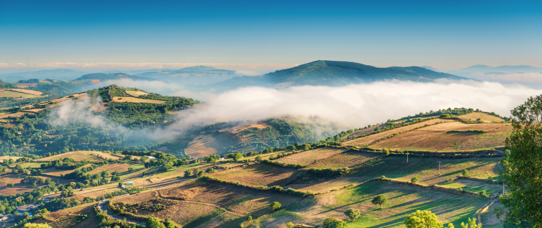 Vista del mare di nuvole nella zona di O'Cebreiro a Lugo, Galizia Vista del mare di nuvole nella zona di O'Cebreiro a Lugo, Galizia