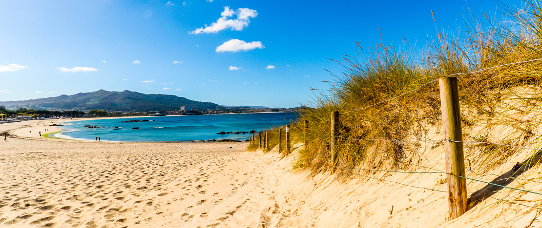 View of the beach on the other side of the Samil promenade, in Vigo.