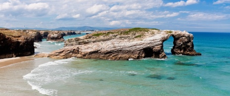 Vista de la playa de las Catedrales de Ribadeo en Lugo, Galicia Vista de la playa de las Catedrales de Ribadeo en Lugo, Galicia