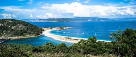 Widok na plażę Rodas na Wyspach Cíes, Galicja Widok na plażę Rodas na Wyspach Cíes, Galicja