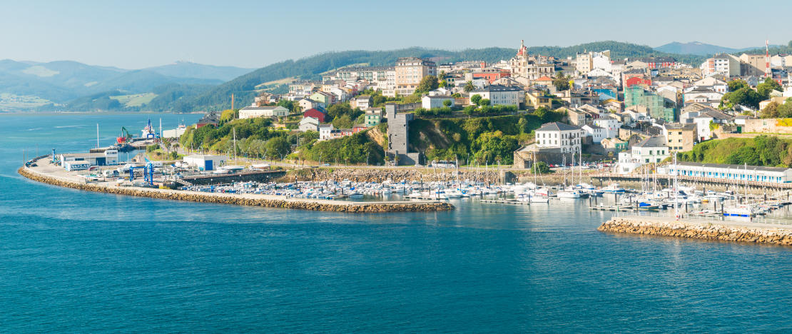 Veduta del porto e della città di Ribadeo, Galizia