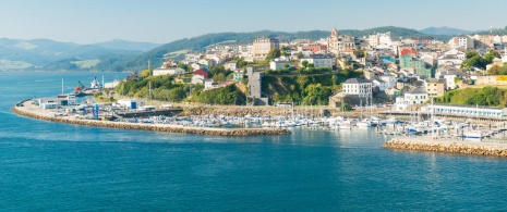 Veduta del porto e della città di Ribadeo, Galizia Veduta del porto e della città di Ribadeo, Galizia
