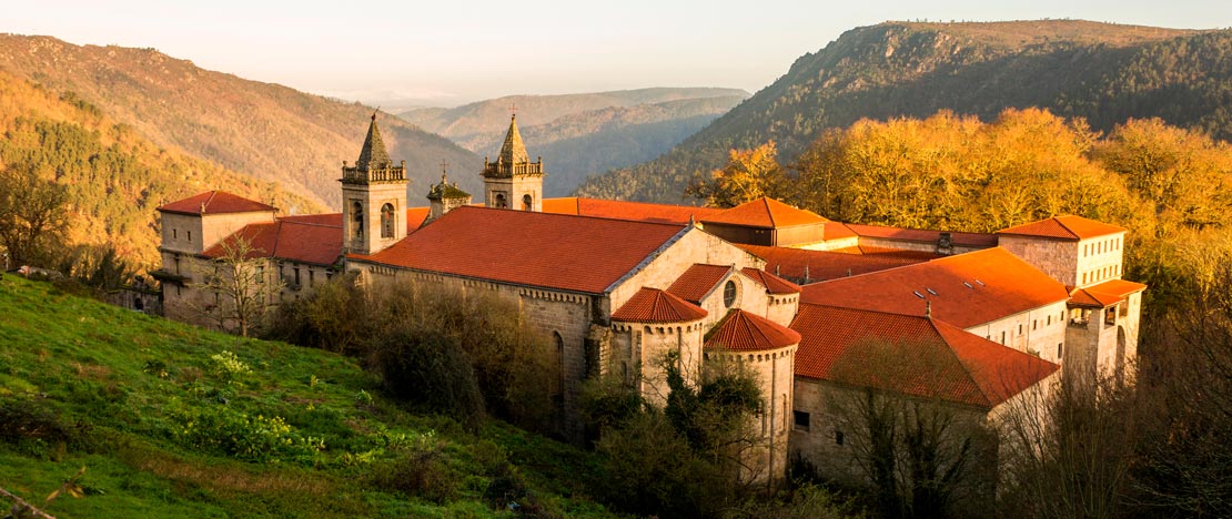 Widok na klasztor Santo Estevo de Ribas de Sil w Ourense, Galicja