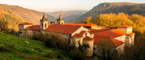 Widok na klasztor Santo Estevo de Ribas de Sil w Ourense, Galicja Widok na klasztor Santo Estevo de Ribas de Sil w Ourense, Galicja