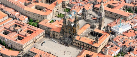 Luftaufnahme vom Obradoiro-Platz und der Kathedrale von Santiago de Compostela in A Coruña, Galicien Luftaufnahme vom Obradoiro-Platz und der Kathedrale von Santiago de Compostela in A Coruña, Galicien