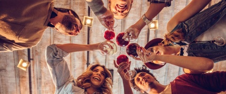 Toasts amongst friends Toasts amongst friends