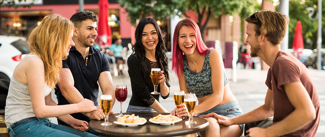 Touristen auf einer Tapas-Tour in Spanien
