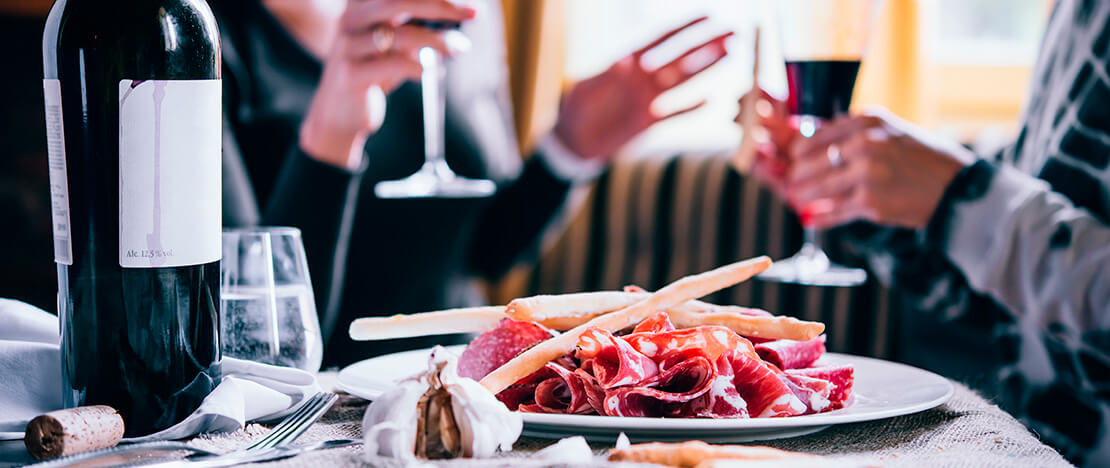Schinken-Tapas mit Rotwein