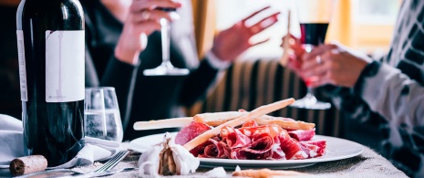 Schinken-Tapas mit Rotwein Schinken-Tapas mit Rotwein