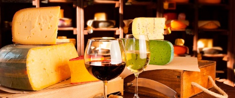 Vino y queso de Mahón Vino y queso de Mahón