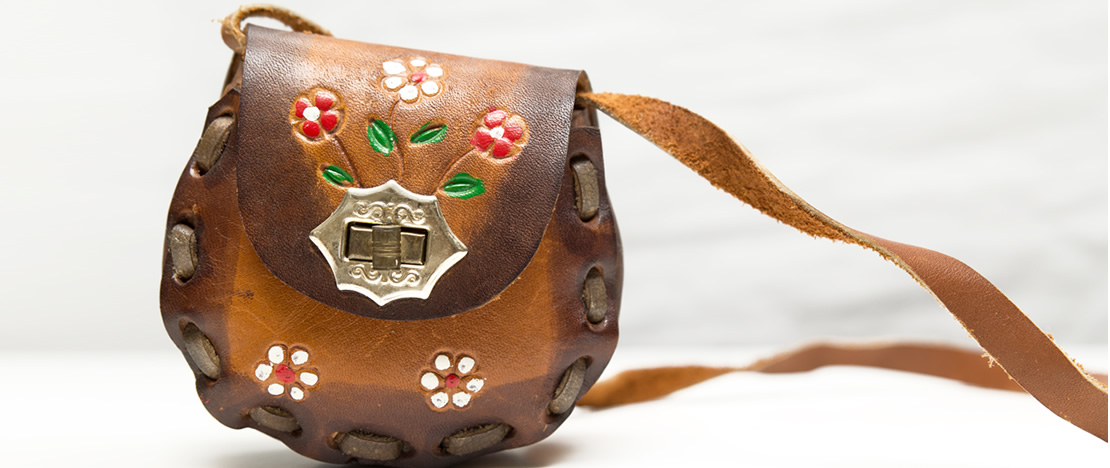 Leather bag with painted flowers Leather bag with painted flowers