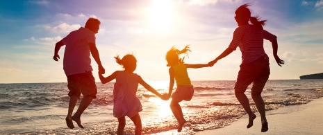 Familie bei Sonnenuntergang am Strand Familie bei Sonnenuntergang am Strand