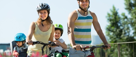 自転車で観光する家族と幼い女の子たち 自転車で観光する家族と幼い女の子たち