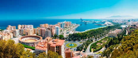 Luftaufnahme mit der Stierkampfarena von La Malagueta und dem Hafen von Málaga, Andalusien Luftaufnahme mit der Stierkampfarena von La Malagueta und dem Hafen von Málaga, Andalusien