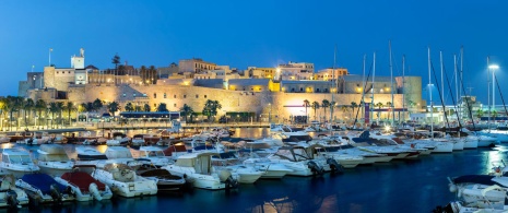 Blick auf die Altstadt von Melilla bei Nacht Blick auf die Altstadt von Melilla bei Nacht