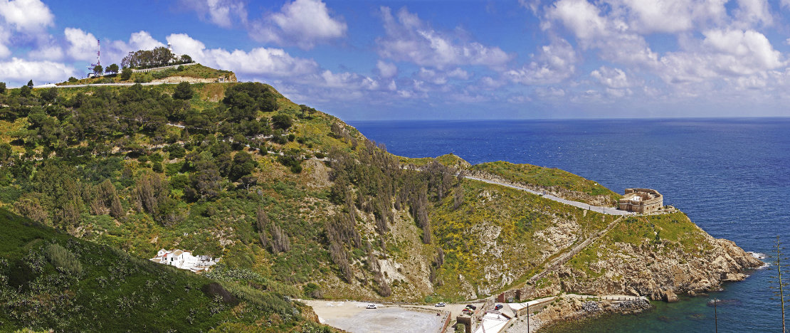 Panoramica di Punta Almina con la cala del Desnarigado e il Museo Militare a Ceuta