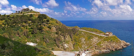 Panoramica di Punta Almina con la cala del Desnarigado e il Museo Militare a Ceuta Panoramica di Punta Almina con la cala del Desnarigado e il Museo Militare a Ceuta