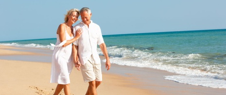 Casal sênior na praia Casal sênior na praia