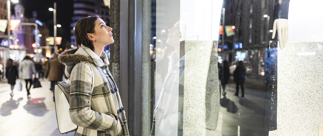 Frau vor einem Schaufenster Frau vor einem Schaufenster