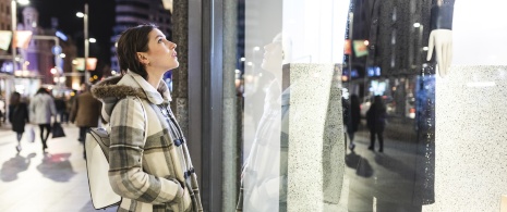 Frau vor einem Schaufenster Frau vor einem Schaufenster