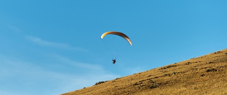 Touriste pratiquant le parapente Touriste pratiquant le parapente