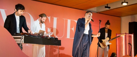Performance musicale pendant la Vogue Fashion’s Night Out de Madrid, Communauté de Madrid Performance musicale pendant la Vogue Fashion’s Night Out de Madrid, Communauté de Madrid