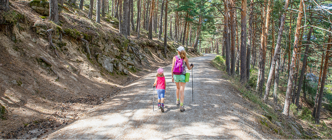 A mother and daughter hiking in Puerto de Canencia