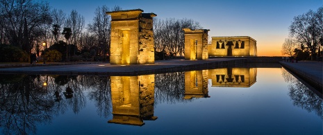 Veduta del Tempio di Debod al tramonto a Madrid Veduta del Tempio di Debod al tramonto a Madrid