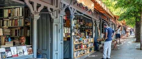 Dettaglio delle librerie nella cuesta de Moyano a Madrid Dettaglio delle librerie nella cuesta de Moyano a Madrid