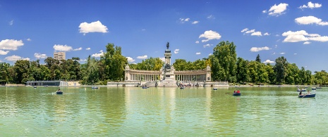 Turisti nello stagno del parco El Retiro, Madrid Turisti nello stagno del parco El Retiro, Madrid