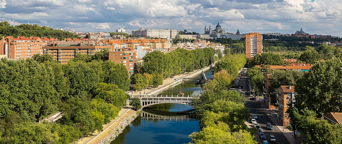 Veduta di Madrid Río con la Cattedrale dell’Almudena sullo sfondo