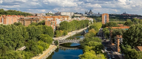 Veduta di Madrid Río con la Cattedrale dell’Almudena sullo sfondo Veduta di Madrid Río con la Cattedrale dell’Almudena sullo sfondo