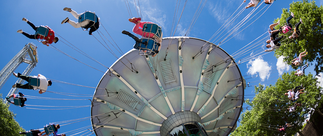 Besucher im Fahrgeschäft Mr. Freeze Ice Factory im Warner Park in Madrid, Region Madrid