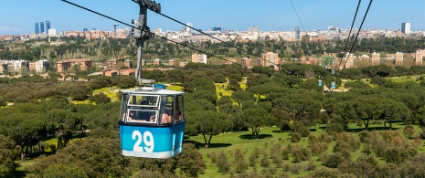 Blick auf die Madrider Seilbahn in der Casa de Campo, Region Madrid Blick auf die Madrider Seilbahn in der Casa de Campo, Region Madrid