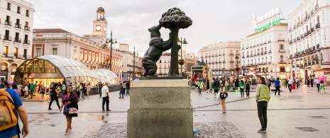 Estátua do Urso e o Medronheiro em Puerta del Sol em Madri, Comunidade de Madri Estátua do Urso e o Medronheiro em Puerta del Sol em Madri, Comunidade de Madri