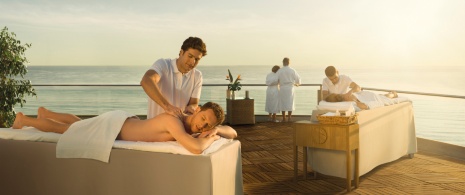 Touristen, die eine Outdoor-Massage in einem Hotel in Aguilas, Murcia, genießen Touristen, die eine Outdoor-Massage in einem Hotel in Aguilas, Murcia, genießen