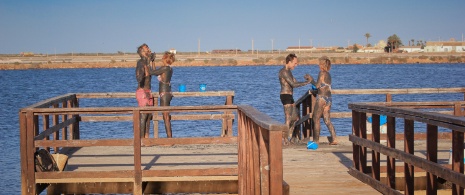 Paare, die sich gegenseitig Schlamm auftragen, in San Pedro del Pinatar, Murcia Paare, die sich gegenseitig Schlamm auftragen, in San Pedro del Pinatar, Murcia