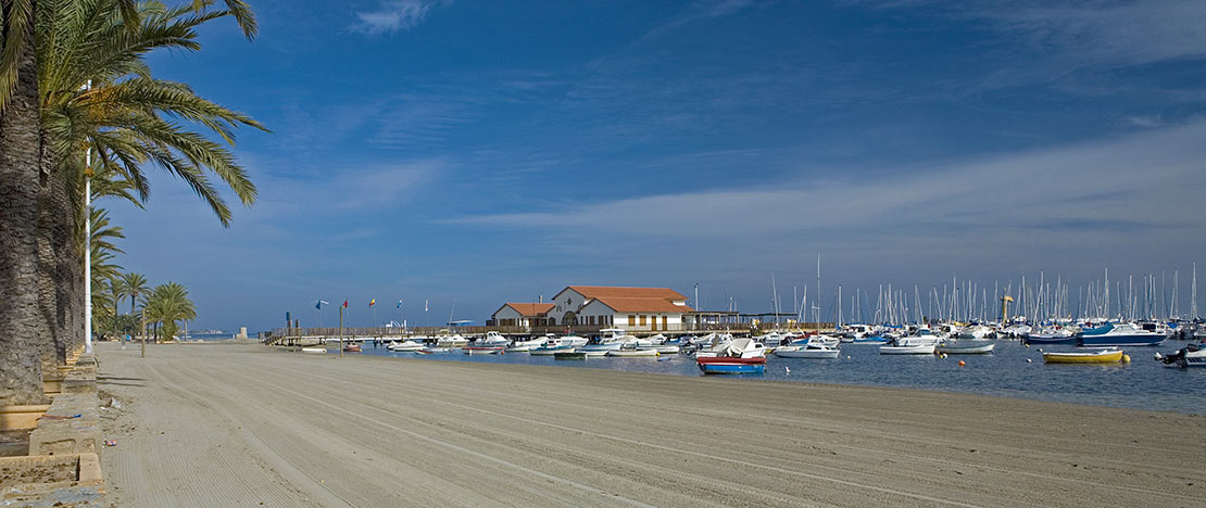 Vista de la playa y el puerto de Los Alcázares Vista de la playa y el puerto de Los Alcázares