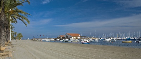 Vista de la playa y el puerto de Los Alcázares Vista de la playa y el puerto de Los Alcázares