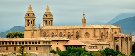 Widok na katedrę Santa María de la Real w Pampelunie, Nawarra Widok na katedrę Santa María de la Real w Pampelunie, Nawarra