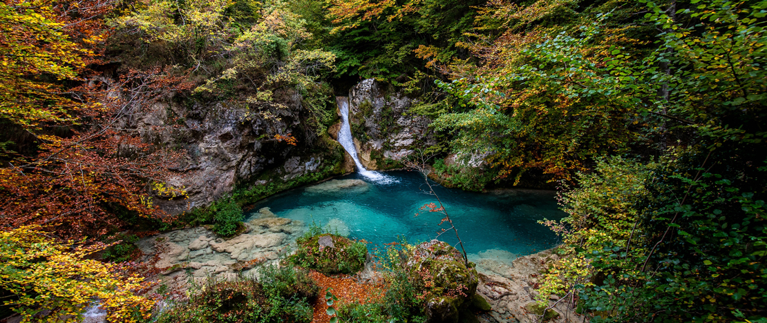 Vista do rio Urederra no Parque Natural de Urbasa e Andía, Navarra