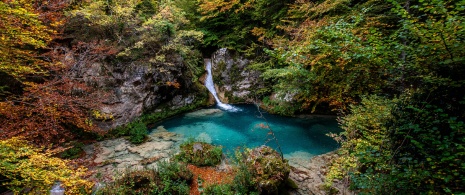 Vista do rio Urederra no Parque Natural de Urbasa e Andía, Navarra Vista do rio Urederra no Parque Natural de Urbasa e Andía, Navarra