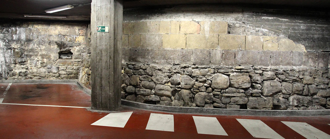 Vue de la muraille, dans le parking du Boulevard, Saint-Sébastien