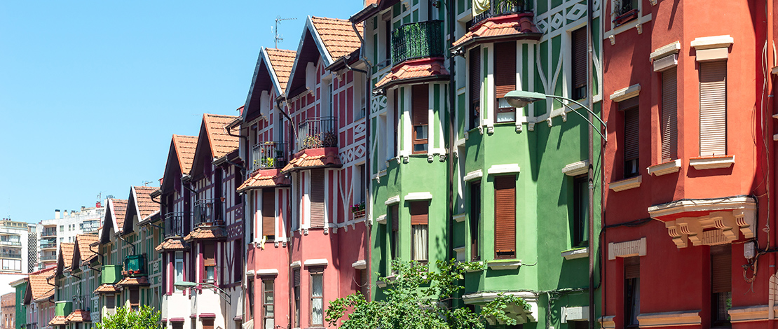 Vue sur les maisons colorées du quartier d'Irala, Bilbao