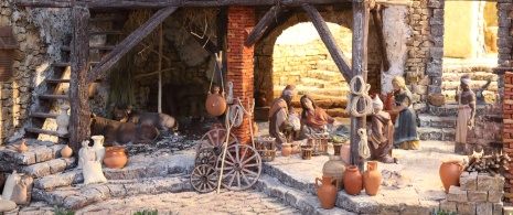 Eine Krippe auf dem Markt von Bilbao (Baskenland), die ein altes Kunsthandwerksgeschäft für Terrakotta-Vasen darstellt. Eine Krippe auf dem Markt von Bilbao (Baskenland), die ein altes Kunsthandwerksgeschäft für Terrakotta-Vasen darstellt.