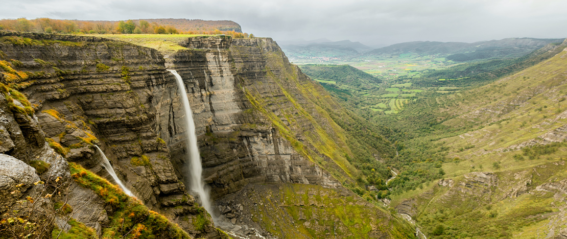 Vedute del Salto del Fiume Nervión, nel Monumento Naturale del Monte Santiago, Álava, Paesi Baschi