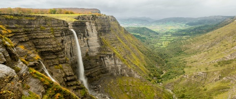 Vedute del Salto del Fiume Nervión, nel Monumento Naturale del Monte Santiago, Álava, Paesi Baschi Vedute del Salto del Fiume Nervión, nel Monumento Naturale del Monte Santiago, Álava, Paesi Baschi
