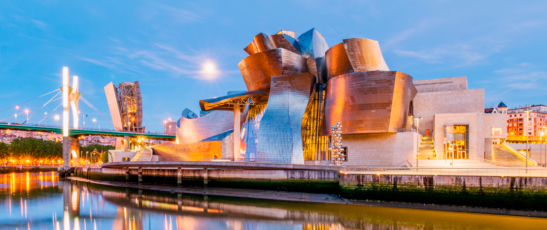 Vistas del Museo Guggenheim de Bilbao en Vizcaya, País Vasco Vistas del Museo Guggenheim de Bilbao en Vizcaya, País Vasco